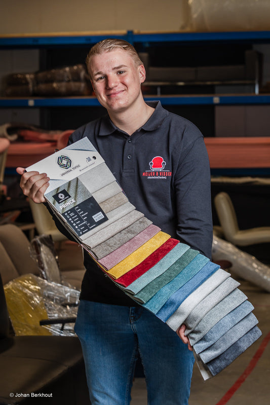 Velours of microleder: welke bekleding past het beste bij jouw eetkamerstoelen?