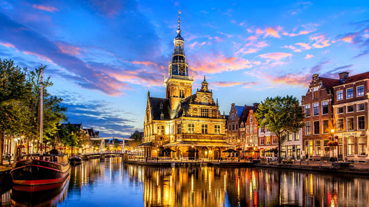 Breedbeeldfoto van de historische binnenstad van Alkmaar, Nederland, met karakteristieke grachten, bruggen en traditionele Hollandse architectuur – sfeervolle 8K landmarkfoto voor meubels herstofferen en meubelstoffering in Alkmaar