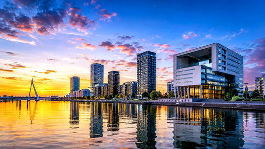 breedbeeldfoto van de moderne skyline en architectuur van Almere, Nederland, met water en eigentijdse gebouwen bij zonsondergang – stijlvolle landmarkfoto voor meubels herstofferen en meubelstoffering in Almere