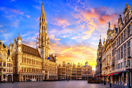 panoramic view of the Grand Place in Brussels, Belgium with historic architecture and golden facades at sunset – landmark image for meubelstoffering and furniture upholstery services in België