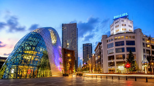 Breedbeeldfoto van de moderne skyline en iconische architectuur van Eindhoven, Nederland, met stedelijke sfeer en eigentijdse gebouwen – professionele 8K landmarkfoto voor meubels herstofferen en meubelstoffering in Eindhoven