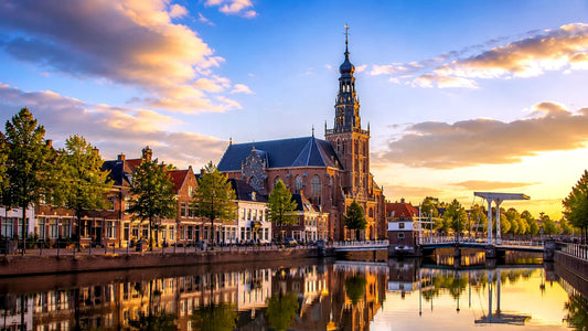 Breedbeeldfoto van het historische centrum van Purmerend, Nederland, met karakteristieke Hollandse architectuur en sfeervol stadsplein – hoogwaardige 8K landmarkfoto voor meubels herstofferen en meubelstoffering in Purmerend