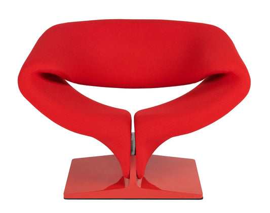 Een sculpturale fauteuil opnieuw bekleden met aandacht voor lijn en spanning