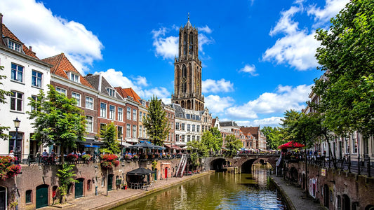 breedbeeldfoto van de iconische Domtoren en historische grachten in Utrecht, Nederland, met karakteristieke architectuur en sfeervolle binnenstad – professionele landmarkfoto voor meubels herstofferen en meubelstoffering in Utrecht